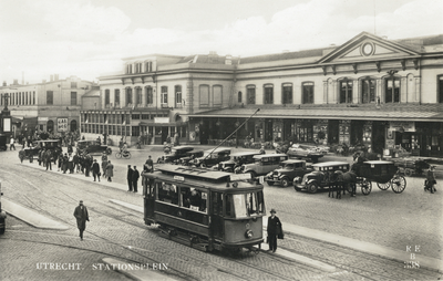 2488 Gezicht op het Stationsplein te Utrecht met de voorgevel van het Centraal Station.